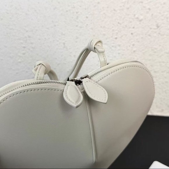 Alaia Cream Heart-Shaped Mini Shoulder Bag - Picture 5 of 6
